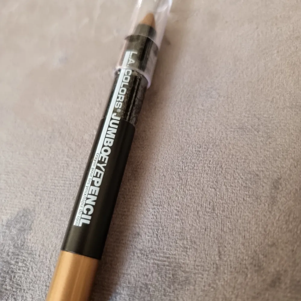 JUMBO PENCIL  Eye shadow pencil  Helt ny (guld) Sammanfraktar gärna. . Accessoarer.