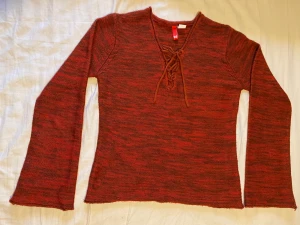 Virkad röd tröja - En tajt, mjuk och bekväm tröja. 