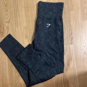 Gymshark adapt butterfly tights - Gymshark adapt animal butterfly leggings i färgen black. Skönt material, stretchiga. Obs tyget har börjat noppra lite på rumpan och loggan på ankeln är borta.