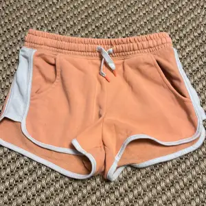 Ett par orange shorts från h&m Knappast använda