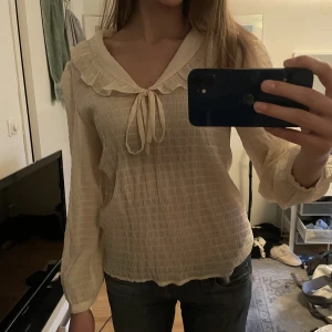 Genomskinlig blus vila - Säljer denna super söta blus från vila.  Kolla gärna min profil säljer fler blusar!