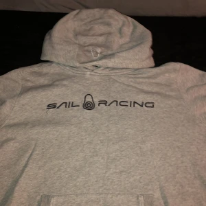 Sail Racing Tjocktröja med luva - Strl S Använt skick men fel fri Färg: Grå