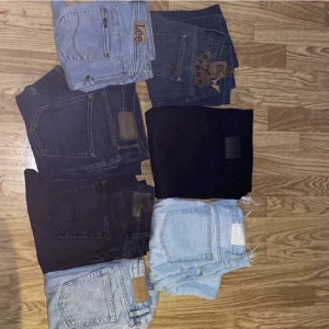 Lågmidjade bootcut jeans  - Hör av er för bilder på enskilda jeans