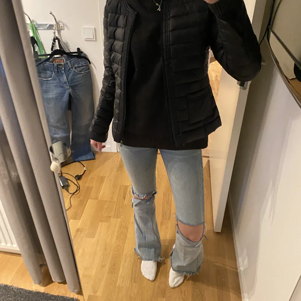 Snygga jeans med hål vid knäna❣️. Jeans & Byxor.