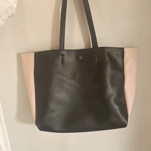 Väska - Fin väska som jag har köpt för jätte länge sen men är i bra skick🤩nypris 400kr rymmer väldigt mycket och funkar perfekt till skolan, den har en liten magnet vid handtagen som stänger åt. Köparen står för frakt😍