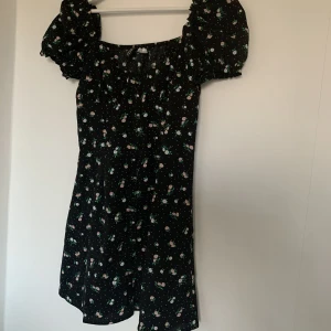 Blommig klänning - Söt, kort, blommig klänning 