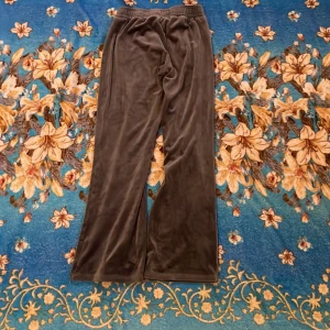  gråa mjukis byxor. - Säljer mina gråa mjukis byxor pga att de har blivit för små. Storlek: S.  Säljer ett par likadana som är svarta. De är från Gina tricot. 