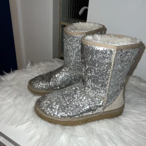 Uggs Glitter - Säljer super fina glittriga uggs! Dom har använts en del men annars är dom i bra skick. St 37. Kan tänka mig sänka priset vid snabb affär. Står ej för frakt!