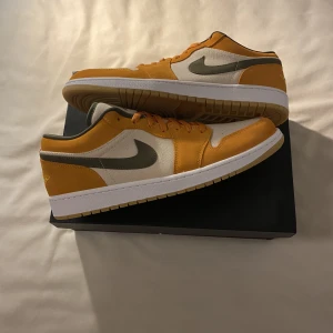 Air Jordan 1 Low ”Light Curry” - Hej! Jag säljer ett par helt nya Air Jordan 1 Low ”Light Curry” i Storlek 48,5 för 1600kr Ink frakt 🚚  Fraktar samma eller dagen efter betalning 💵  Bara att höra av dig vid frågor💖