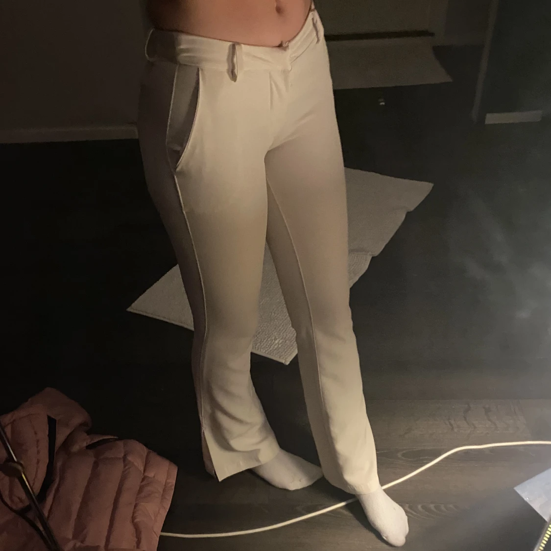 Vita kostymbyxor 