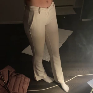 Vita kostymbyxor  - Vita kostymbyxor från bikbok, slits längst ner på sidorna.  Tyvärr försmå för mig men jättefina och sköna.  Obs sista bilden är lånad🌸