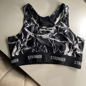 Stronger  - Vid snabb affär är frakten gratis! 