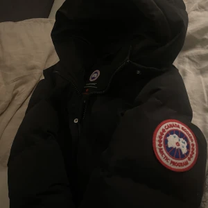 Canada Goose Shelburne Parka - Säljer min nya Canada Goose som inte använts så mycket, den är defektfri och har inga skador. Jackan är i storlek S men passar även M. Modellen på jackan är Shelburne Parka 