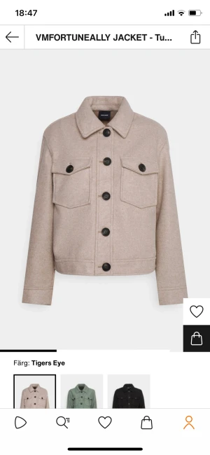 Tunn jacka - Jättefin tunn jacka ifrån Vero Moda i toppen skick! Väljer dock att sälja den då jag inte riktigt är min stil längre. Det är en storlek L men skulle snarare säga att den är en liten M i storleken! Jag är 175 cm lång och vanligtvis S/M i jackor🤩