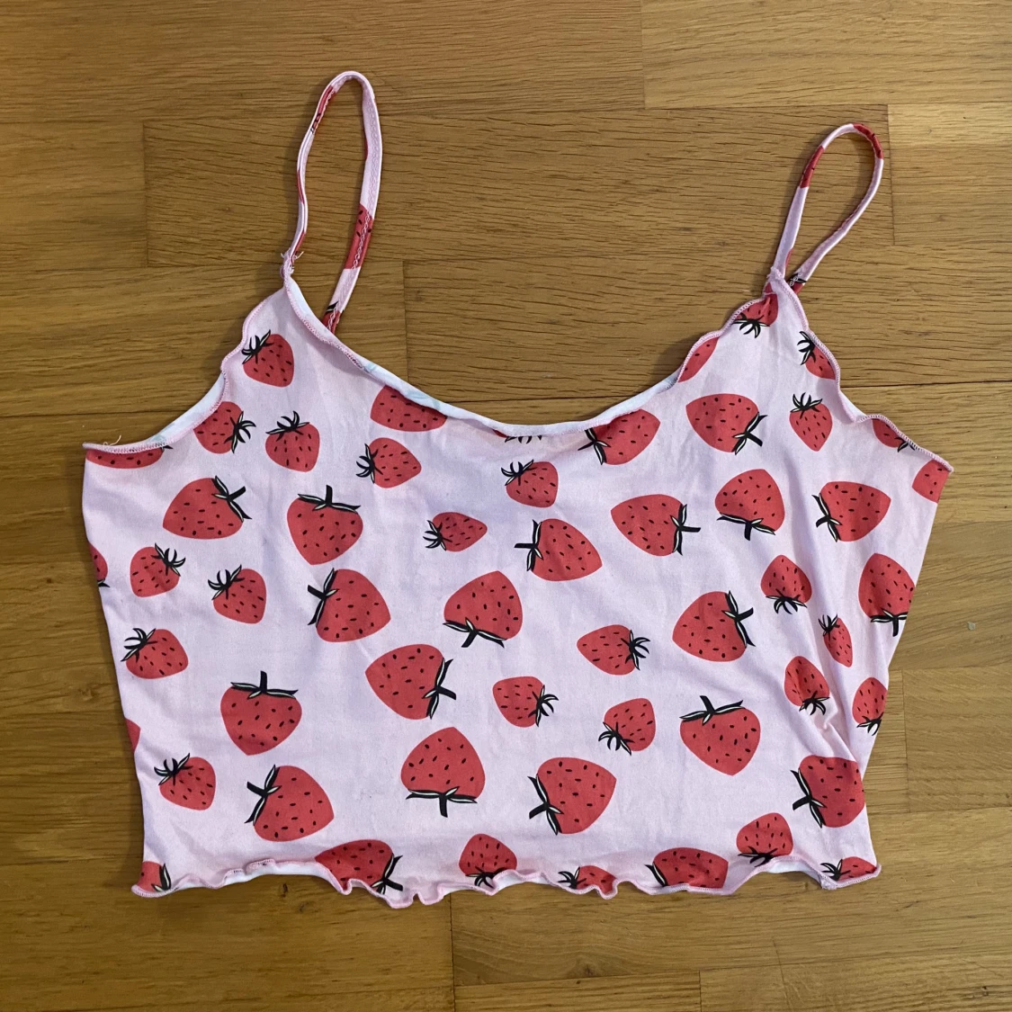 Croptop med jordgubbsmönster - 91