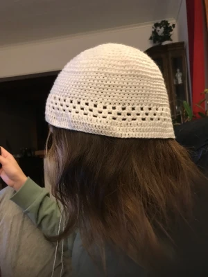 Vit virkad mössa  - Vacker unik hemgjord Handvirkad mössa. Mjuk och skön. Lagom tjock. 