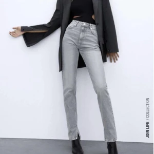 Jeans med slit - Från zara, orättat ut de så de skulle bli längre☺️ säljer då de börjar bli för små💓