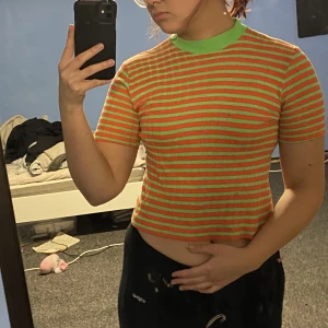 Tahirt från tgl stickholm stl 42 - Snygg ribbad tröja från TGL stockholm som ja fick men sedan använde en gång. Väldigt fint skick på varan men inte riktigt min stil så säljer vidare😚100kr köpare står för frakt:)