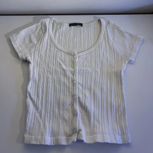 Brandy Melville topp one size 🤍 - Brandy Melville topp i one size men skulle säga att den är xs-m🤍 använd fåtal gånger och säljer för den inte kom till någon användning❤️ man kan ej köpa längre tror jag❤️ köpte för ca 200kr och säljer för 110+frakt❤️ mötes ej upp🤍