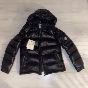 Moncler maya  - Moncler maya jacka i storlek 2 2=M Mycket bra skick! Säljer då den är för liten för mig! Priset kan diskuteras! Köparen står för frakt!