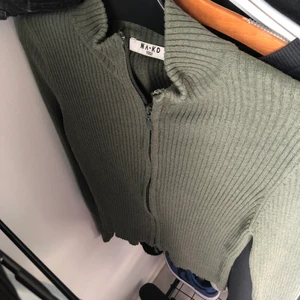 Tröja nakd  - Grön fin tröja som man kan knäppa upp både nere och uppe kom privat för fler bilder. Endast använd en gång. 