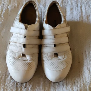 Promenadsko-sportsko - Skön sportsko i vitt läder stl40 men passar mig som har 39- 39,5. Kardborre and för knäppning.