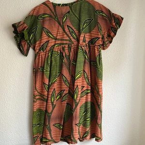 Cool klänning från Henry Rude  - Klänning med lite mer formbart och styvare bommulsmaterial och handtryck print från Henry Rude. Liten knappt synbar reva på vänster axel. Oversized stil. Jag har xs och denna är s-m, och passar mig och säkert en s-m också.