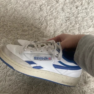 Reebok revenge plus vintage  - Säljer dessa populära skor då de inte alls kommer till användning, använda vid enbart ett tillfälle så de är som nya. Jag har vanligtvis storlek 36 och dessa är i 36,5 så skulle mer säga att det är som en 37 därav lite för stora för mig.