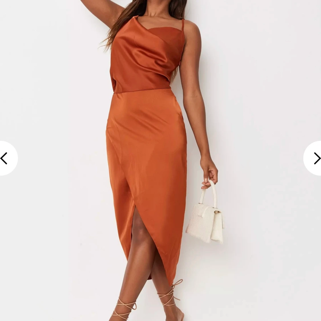 Brunt orange asymmetrisk klänning 