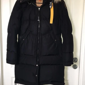 Parajumper longbear dam - Detta är min parajumper longbear jacka i jätte bra skick! den är precis som ny, jackan köptes i butiken kajs för ungefär ett år sen och är i storlek Small. Jackan är skön och håller en varm på vintern, den har inga skador eller något alls. Hör av er till mig för fler bilder eller frågor om det behövs.