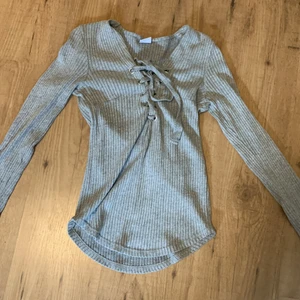 Långärmad från ginatricot  - En super gullig långärmad tröja från Ginatricot i storlek M, 50kr+frakt, för frågor och bilder är de bara att höra av sig