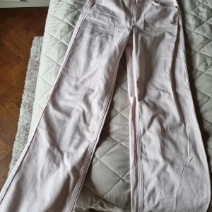 Ljusrosa jeans - Ljusrosa raka jeans, helt oanvända, köpte men ångrade och lämnade inte tillbaka i tid