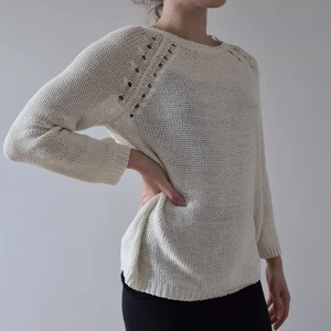 Vit stickad långärmad tröja - Fin, vit, stickad, långärmad, tröja från H&M Basic. Storlek XS, men skulle säga att det även passar S (då modellen är lite oversize). Lite kortare modell i ärmarna.