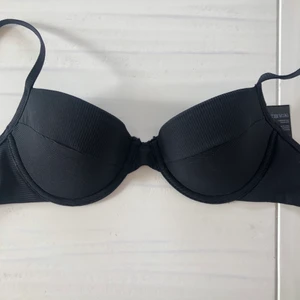 Bikiniöverdel H&M - Helt ny svart bikiniöverdel från H&M, prislappen sitter kvar. Säljer då jag har flera svarta och den här inte kommer till användning 🌸