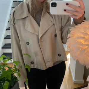 Trenchcoat - Kort trenchcoat från weekday i stl S i jättebra skick 