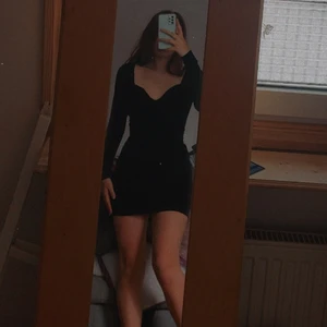 Velvet festklänning - Jättefin navy blå velvet klänning✨️  den är bara använd några få gånger om alls, perfekt för fina middagar eller någon fest som nyår 💙