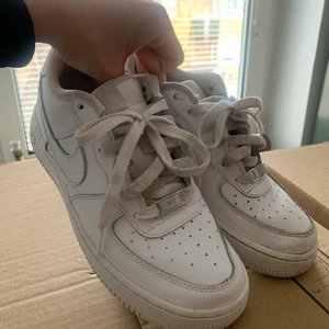 Air Force  - Air force 1. Storlek 38. Bilden visar klart och tydligt vilket skick skorna är i. Smutsiga men går att rusta upp. 150kr 