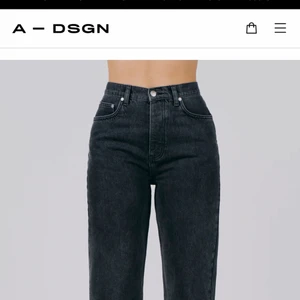 Jeans A-DSGN - Jeans från Alice Stenlöfs märke A-dsgn i storlek xxl. Använda ett fåtal gånger, som i nyskick. I båda färgerna. Frakt 66kr.