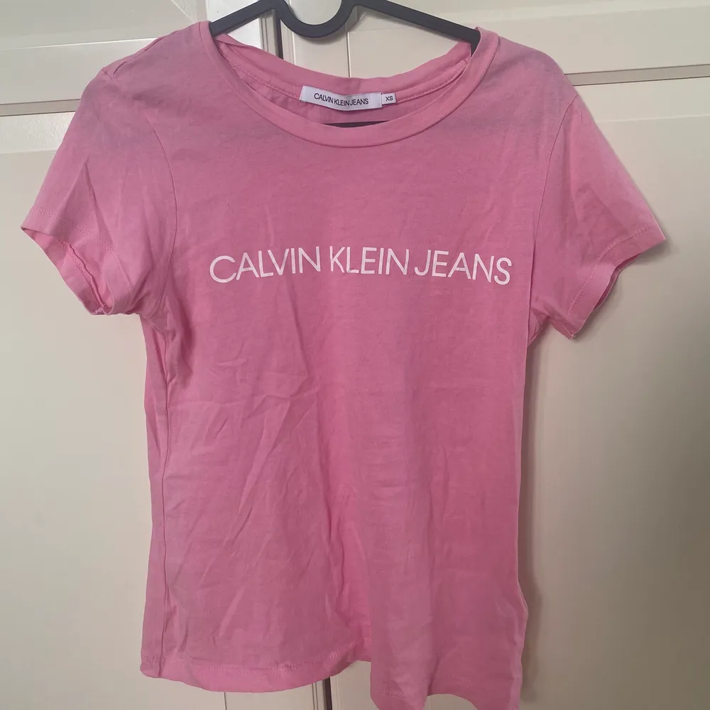 T shirt från Calvin Klein, storlek xs, passar även s. Den har tyvärr några jättesmå fläckar (bild 3) men som inte syns mycket.. T-shirts.