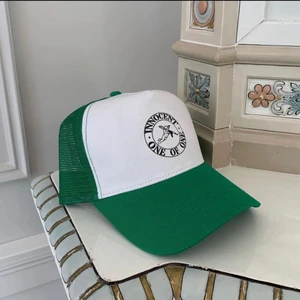 One of one keps - One of one keps, knappt använd. Skicket är som på bilden, jag skulle säga ~ 9/10. Bud från 0 kr, BIN 550.