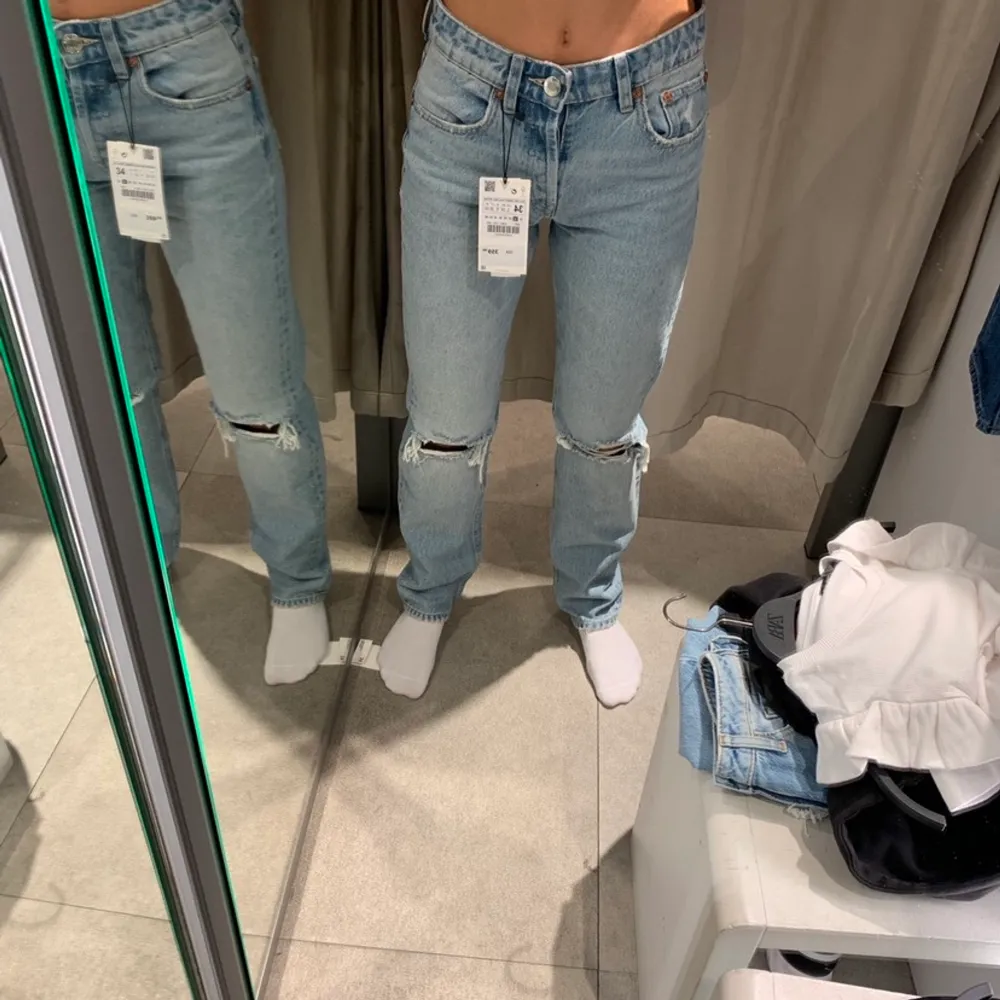 Mid Rise jeans från Zara köpta i höstas. De är använda men i fint skick! Hålen på knäna är lite större än på första bilden. Säljer då de inte kommer till användning längre. Säljer för 200 kr men pris kan diskuteras💗 Storlek 34.. Jeans & Byxor.
