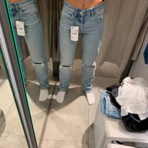 Mid Rise jeans från Zara köpta i höstas. De är använda men i fint skick! Hålen på knäna är lite större än på första bilden. Säljer då de inte kommer till användning längre. Säljer för 200 kr men pris kan diskuteras💗 Storlek 34.