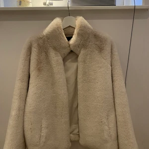 Pälsjacka - Säljer min pälsjacka från Hollies som inte används i storlek 38. Som nu⚡️⚡️⚡️
