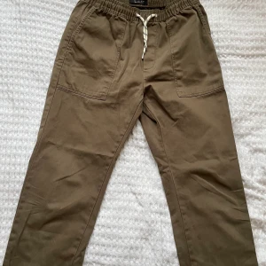 Cargobyxor  - Raka cargobyxor från Bershka, storlek S