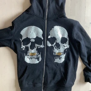 Abundant zip hoodie - Säljer min rhinestone full zip från abundant brands, har använt den typ 2-3 gånger men annars är den i nyskick. Nypris 799