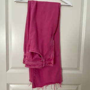 Rosa jeans  - Säljer nu mina rosa jeans från zara pga de var alldeles för långa, Passar perfekt till sommaren💕  (Midjemått är 78 cm) Kontakta mig för flera bilder!! 
