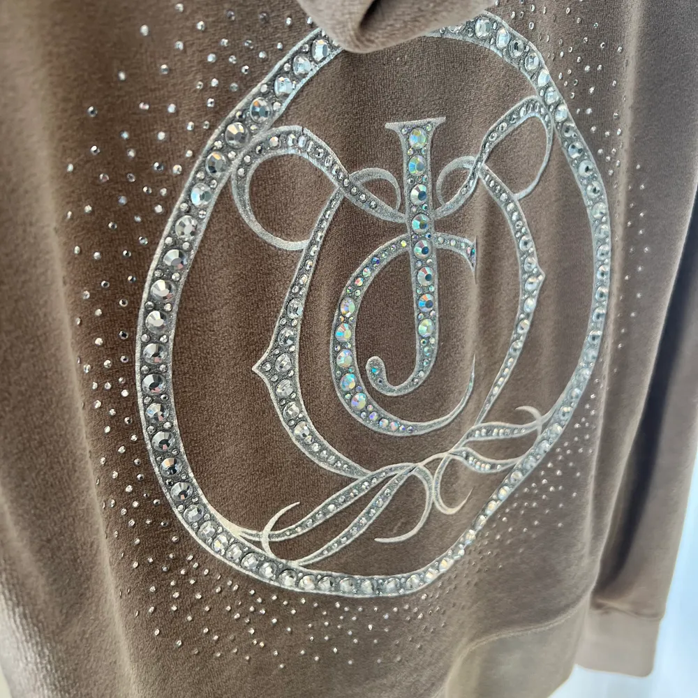 Juicy Couture tröja köpt i London. Använd men i bra skick. Köpare står för frakten.. Hoodies.