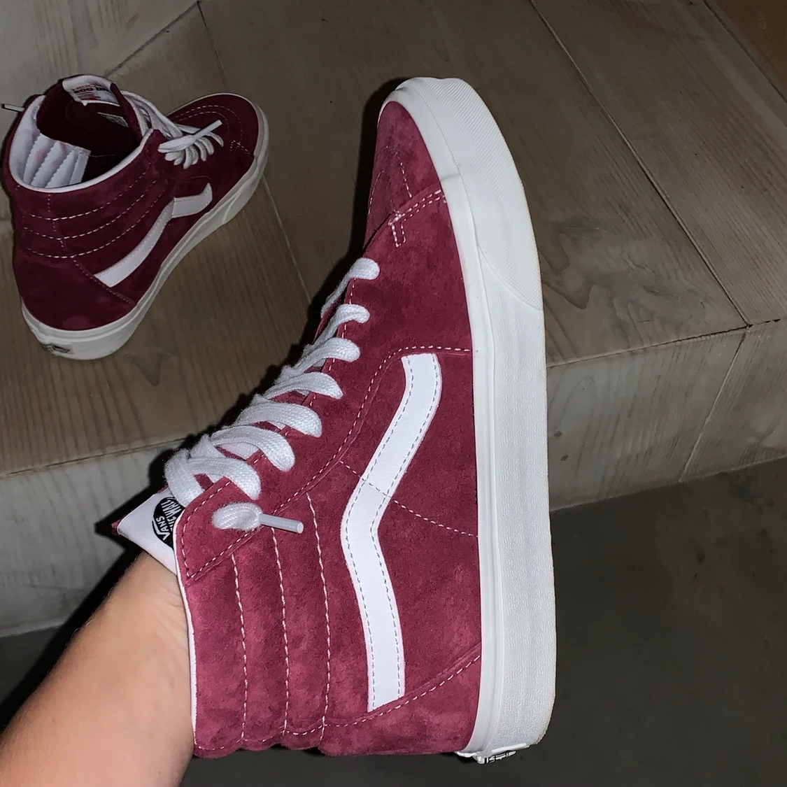 Sk8 Hi Vans vinröda i mocka!