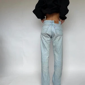 Vintage Levi’s jeans - Levi’s jeans köpta av @lisasidenvintage på instagram, passar storlek xs-m beroende på hur man vill att de ska sitta, passar jättefint på mig med s/m i storlek, toppenskick. Säljes för 600 eller bud.