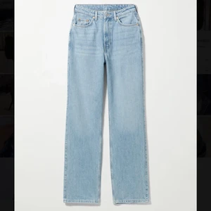 Weekday jeans - Blåa jeans från weekday strl 24x30, modellen ”Rowe”. Använda men i väldigt fint skick. Kan skickas emot fraktkostnad, spårbart 66kr med PostNord🤍